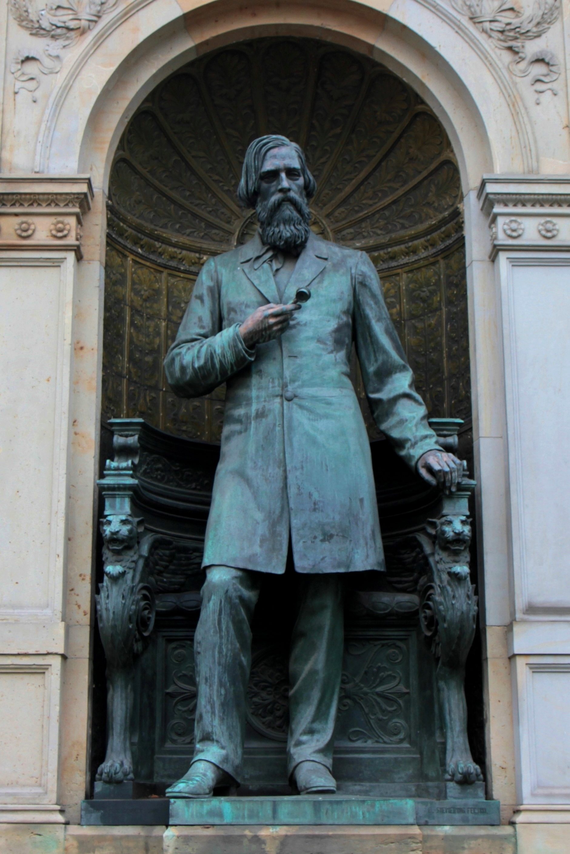 Albrecht von Graefe's monument, Berlin - 03.JPG